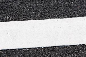 wit lijn Aan nieuw asfalt detail, straat met wit lijn structuur foto