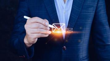 zakenman aanraken controle e-mail online met virtueel koppel technologie.direct marketing, online bericht, e-mail, elektronisch post, communicatie concept. foto