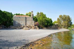 zee van galilea in israël, kerk van het primaat foto