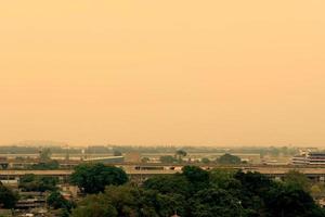 hoofdstad stad zijn gedekt door zwaar smog, mistig ochtend- en zonsopkomst in downtown met slecht lucht verontreiniging foto