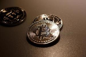 dichtbij omhoog bitcoins Aan tafel en reflectie van licht foto