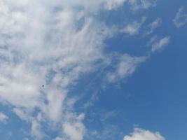 mooi wit wolken Aan diep blauw lucht achtergrond. groot helder zacht pluizig wolken zijn Hoes de geheel blauw lucht. foto