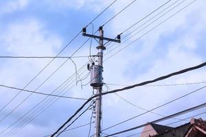 verstrikt draad Aan elektrisch toren tegen de blauw lucht achtergrond looks zo rommelig foto