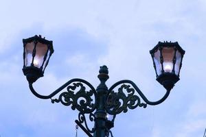 wijnoogst stad lamp met blauw lucht visie en wolken foto