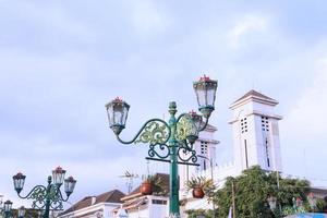 wijnoogst stad lamp met blauw lucht visie en wolken foto