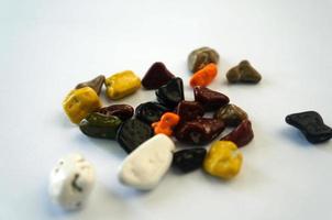 kleurrijk chocola stenen door hadj of umrah geïsoleerd Aan wit achtergrond foto