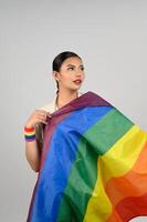 mooi vrouw lgbq houding met muli-kleur vlag foto