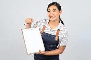 portret van jong Aziatisch vrouw in serveerster uniform houding met klembord foto