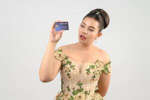 jong Aziatisch mooi bruid posten met credit kaart en schoonheid borstel in hand- foto