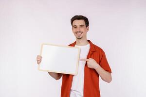 portret van gelukkig Mens tonen blanco uithangbord Aan geïsoleerd wit achtergrond foto