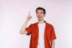 portret van gelukkig jong Mens hebben Super goed idee over- studio achtergrond foto