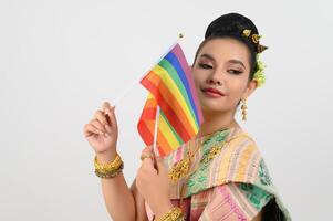 portret van jong vrouw in Thais noordoosten traditioneel kleding Holding regenboog vlag foto