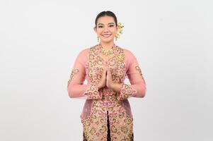 jong mooi vrouw jurk omhoog in lokaal cultuur in zuidelijk regio met groet houding foto