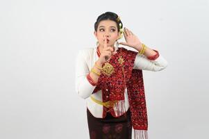 jong mooi vrouw Thais lanna jurk Aan met geschreeuw houding foto