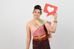 jong mooi vrouw in Thais noordoosten kostuum met kaart in hart symbool foto