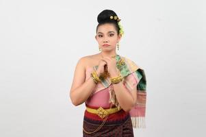 portret van mooi vrouw in Thais noordoosten traditioneel kleding staand poseren foto