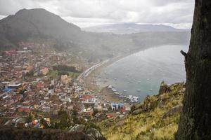 uitzicht op stad copacabana op titicacameer in bolivia foto