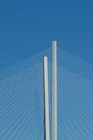 detail van een brug over Golden Horn Bay met heldere blauwe hemel in Vladivostok, Rusland foto