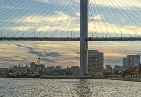 stadsgezicht van de gouden brug en de gouden hoornbaai in vladivostok, rusland foto