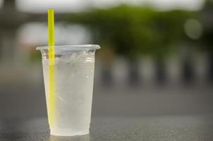 ijs verkoudheid drinken water in een glas is verfrissend. met kopiëren ruimte foto