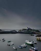 een kleine traditionele vissershaven aan de Spaanse kust uitzicht van bovenaf foto