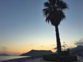 mediterraan strand zonder mensen bij zonsondergang in calpe, alicante foto