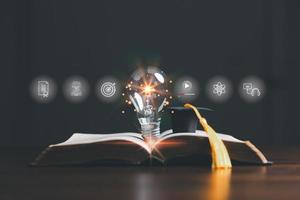 gloeilamp Aan boek met onderwijs e-learning pictogrammen, internet onderwijs Cursus rang, studie kennis naar creatief denken idee en oplossen oplossing. e-learning afstuderen certificaat programma concept. foto