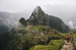 jonge man in machu picchu in peru foto