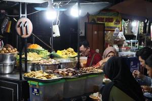 Javaans straat voedsel met divers types van traditioneel menu foto