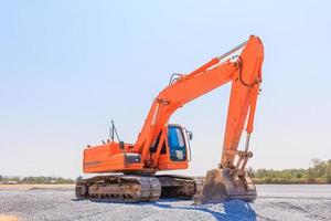 graafmachine machine op een constructie tegen blauwe hemelachtergrond foto