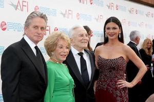 michaël, anne, Kirk douglas en catherine zeta-jones aankomen Bij de afi leven prestatie prijzen eerbiedigen Michael douglas Bij Sony studio's, in culver stad, ca Aan juni 11, 2009 de tonen uitgezonden Aan TV land- Aan juli 19, 2009 Bij 9 - 00 uur et pt foto