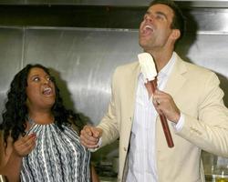 sherri herder en cameron mathison in de Wolfgang puck catering keuken demonstreren en proberen de woestijnen voor de dag emmy avondeten aangrenzend naar de kodak theater pior naar dag emmy's Bij de kodak theater in Hollywood, ca juni 19, 2008 foto