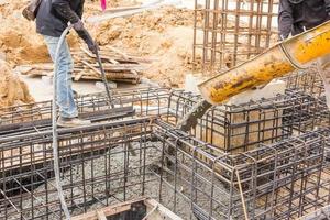 beton gieten tijdens commerciële betonnen vloeren van gebouwen in bouwplaats foto