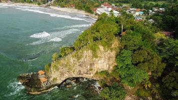 Banten, Indonesië 2021 - luchtfoto van het strand van Karang Bolong