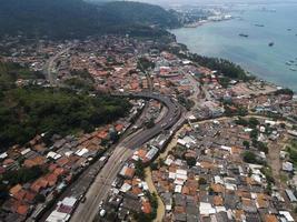 Banten, Indonesië 2021 - luchtfoto van de zeehaven Pelabuhan Merak en het stadshaveneiland foto