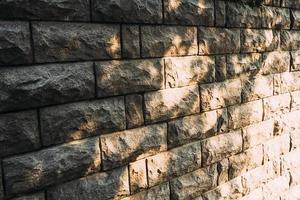 achtergrond stenen muur met stukjes zonlicht foto