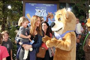 los angeles dec 11 Kim raver arriveert Bij de yogi beer 3d première Bij de dorp theater Aan december 11 2010 in westwood ca foto