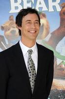 los angeles dec 11 Tom cavanagh arriveert Bij de yogi beer 3d première Bij de dorp theater Aan december 11 2010 in westwood ca foto