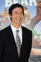 los angeles dec 11 Tom cavanagh arriveert Bij de yogi beer 3d première Bij de dorp theater Aan december 11 2010 in westwood ca foto