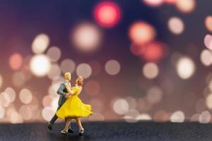 miniatuurpaar dat met een bokehachtergrond danst, Valentijnsdag concept foto