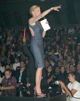 Sharon steenmessen paspoort 2005 mode showblazer hangersanta monica kastanjebruin 29 20052005 foto