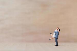 miniatuurpaar knuffelen op een houten achtergrond foto
