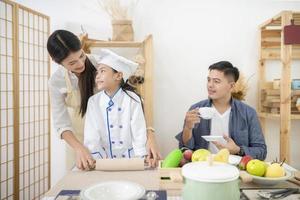 gelukkige familie koekjes samen koken in de keuken foto