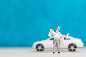 miniatuur bruid en bruidegom op een blauwe achtergrond
