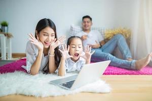 gelukkig gezin video-chatten op een laptop foto