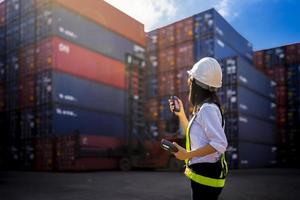 vrouw voorman controller lading laden foto