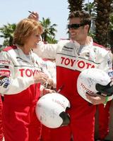 daniël goddard nancy liebermann na de beroemdheid ras ondertekening elk anderen helm een traditie na elk beroemdheid racetoyota lang strand groots prix proces ras 2008 lang strand april 19 20082008 foto