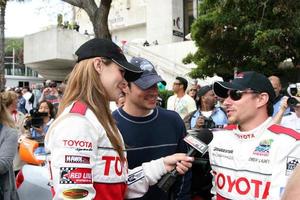 jamie weinig afnemen van interviews Nick trok lachey voorafgaand naar de racetoyota lang strand groots prix proces ras 2008 lang strand april 19 20082008 foto