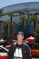 Wyland bezoekende poseren in voorkant van zijn muurschildering Aan de lang strand conventie centrum toyota proces in aanmerking komende dag Aan april 17 2009 Bij de lang strand groots prix Cursus in lang strand Californië 2009 foto