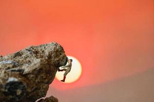 miniatuurwandelaars klimmen op een rots-, sport- en vrijetijdsconcept